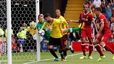 Miguel Britos z Watfordu stílí vyrovnávací gól v utkání s Liverpoolem.