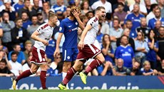 Sam Vokes z Burnley oslavuje gól v síti Chelsea.