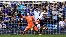 Sam Vokes z Burnley stílí tetí gól brankái Chelsea Thibautu Courtoisovi.