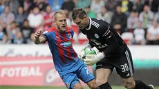 Plzeský Daniel Kolá a branká Olomouce Tomá Buchta.