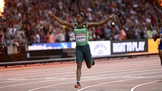 Jihoafrická běžkyně Caster Semenyaová vtězí ve finálovém závodu na 800 m.