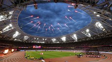Ohňostroj na atletickém stadionu v Londýně.