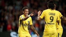 Brazilský úto�ník Neymar slaví se spoluhrá�i gól ve svém prvním zápase za Paris...