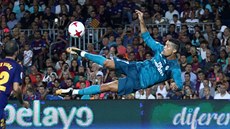 Cristiano Ronaldo z Realu Madrid st�ílí ze vzduchu na  bránu Barcelony ve...