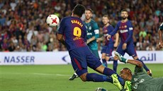 SIMULANT. Útoník Barcelony Luis Suárez filmuje pád v pokutovém území. Z...