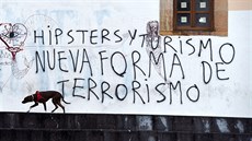 Nápis „Hipsteři a turismus, nové formy terorismu“ v severošpanělském Oviedu (7....