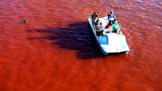 U praského Masarykova nábeí se v pondlí veer zbarvila Vltava do ervena. K...