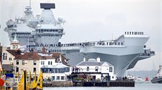 KRÁLOVNA V PORTSMOUTHU. Britská vlajková lo HMS Queen Elizabeth piplula do...
