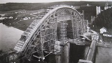 Stavba Podolského mostu ve 40. letech minulého století.