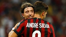 Fotbalisté AC Milán Riccardo Montolivo a André Silva se radují z gólu v utkání...