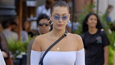 Modelka Bella Hadid v crop topu s odhalenými rameny a v boyfriend dínách