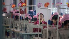 Severokorejská ika vzhlédla od práce v továrn na taky v Pchjongjangu. (18....