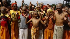 Nepáltí hinduisté se modlí bhem festivalu Janai Purnima v Káthmandú. (28....