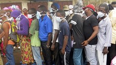 Příbuzní zemřelých při masivním sesuvu půdy v Sieře Leone čekají, až budou moci...