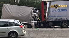 Nehoda dodávky, která narazila do návěsu kamionu na 93,5. kilometru ve směru na...