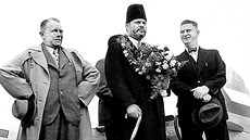 Hugo Vavreka (vlevo) a J. A. Baa vítají v roce 1937 na letiti v Otrokovicích...