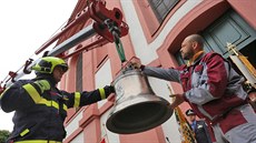 Zavěšování zvonů jeřábem na věž kostela se uskutečnilo při příležitostí čtyřsté...