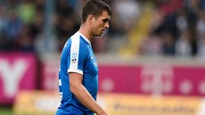 Liberecký obránce Ond�ej Kúdela odchází ze h�i�t� poté, co byl v zápase se...