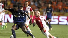 Záloník Vincius z APOEL Nikósie (vlevo) zastavuje slávistu Miroslava Stocha v...