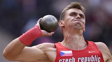 Adam Sebastian Helcelet vrhá koulí na mistrovství sv�ta v Londýn�.