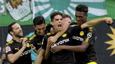 Marc Bartra z Dortmundu slaví gól do sít Wolfsburgu.