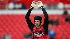 Petr ech se rozcviuje ped zápasem se Stoke City.