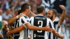 Radost hráčů Juventusu poté, co dali gól Cagliari.