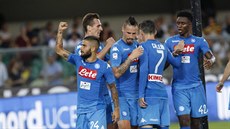 Fotbalisté Neapole slaví gól do sítě Verony.