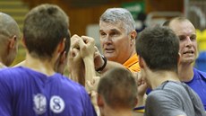 Trenér Predrag Benáček hecuje svůj tým BK Olomoucko na prvním tréninku.