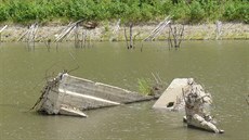 Mrtvé jezero - odkalit nedaleké elektrárny v Poíí.