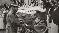 Adolf Hitler si v Sokolov tese rukou s henleinovci zrannými v boji s etníky.