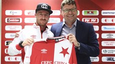 Miloslav Stoch (vlevo) pózuje s dresem Slavie, které se upsal na dva roky.