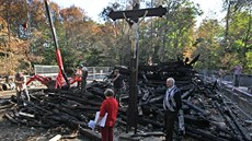 Takto to vypadalo při odklízení následků požáru dřevěného kostela Božího těla.