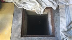 ena zstala zaklínná v acht vedoucí k uzávru vody více ne dv hodiny,...