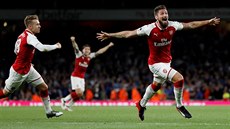 Fotbalisté Arsenalu se radují z gólu Oliviera Girouda (vpravo) proti Leicesteru.