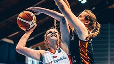 eská mládenická reprezentantka Barbora Tomancová (vlevo) útoí v semifinále...