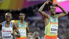 Muktar Edris (vpravo) dobíhá do cíle p�tikilometrové trat� na MS v Londýn� a...