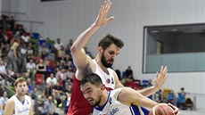 Český basketbalista Tomáš Satoranský (vpředu) a Furkan Aldemir z Turecka v...