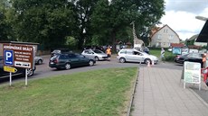 Na parkovitích v Dolním Adrpachu stálo asi tisíc aut (14.8.2017).
