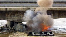 15. srpna 2002. Trhavina vybuchuje na lodi pod dínským mostem.