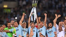 Fotbalisté Lazia �ím slaví vít�zství v italském Superpoháru.