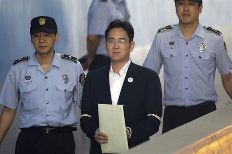 Ddic konglomerátu Samsung I e-jong pichází k soudu (25. srpna 2017)