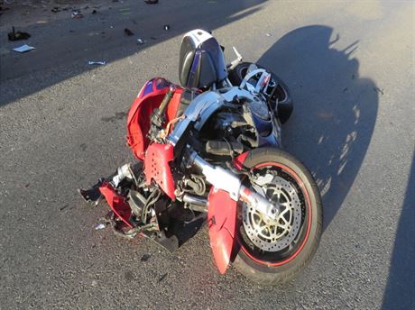 Pi dopravní nehod v Chebu zemel mladý motorká, který naboural dv...