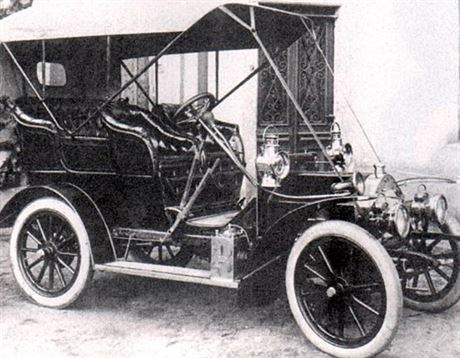 První automobil v Liberci vyrobil na pelomu let 1905 a 1906 místní továrník...