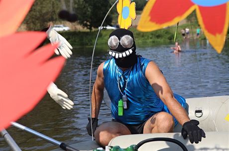 Vodáci se na Berounce louili s prázdninami plavbou v kostýmech.