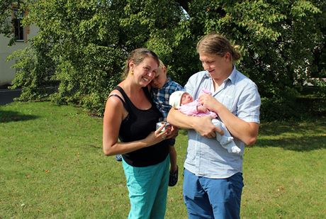 Rodina i s miminkem, které ena porodila pod lípou v areálu písecké nemocnice.