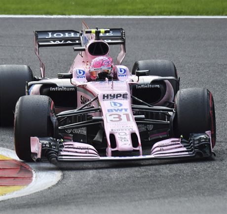 Jezdec Force India Esteban Ocon.