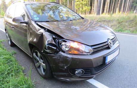 Následky nehody, pi ní na Prostjovsku do cesty idii osobního auta spadla z...