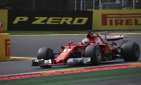 Sebastian Vettel v kvalifikaci na Velkou cenu Belgie formule 1.