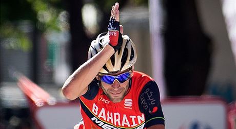 Vítzné gesto Vincenza Nibaliho v cíli 3. etapy Vuelty.